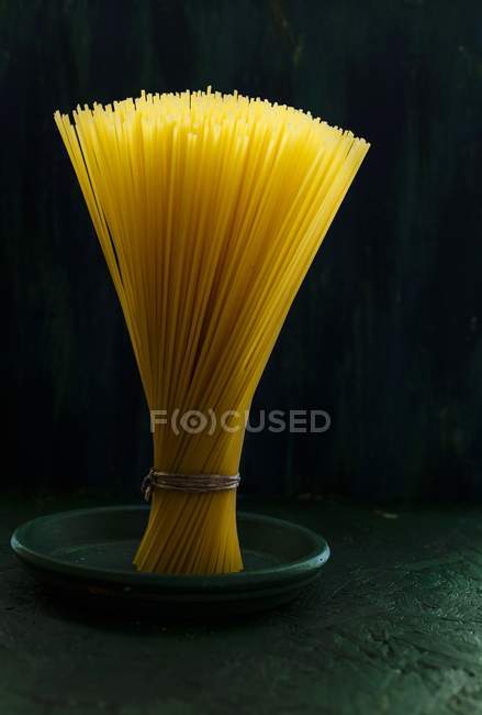 Pacchetto di pasta spaghetti sul piatto — Foto stock