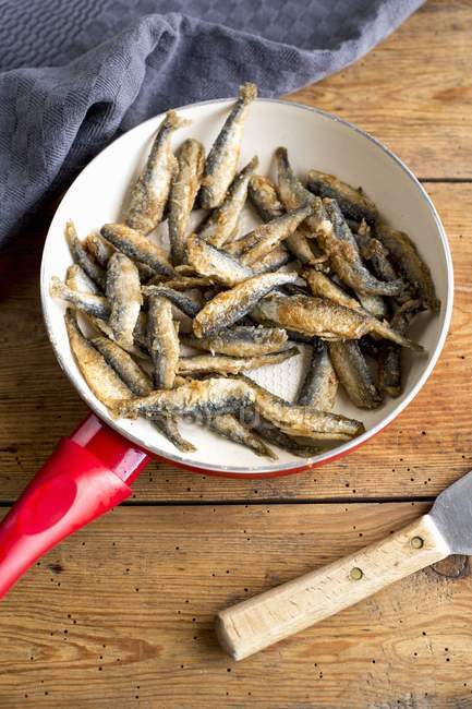 Fried smelts in frying pan — Stock Photo