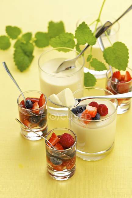 Closeup view of white chocolate cream with marinated berries — Stock Photo