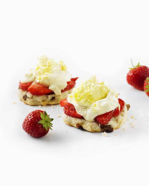 Nahaufnahme von Clotted Cream und Erdbeeren auf Scones — Stockfoto