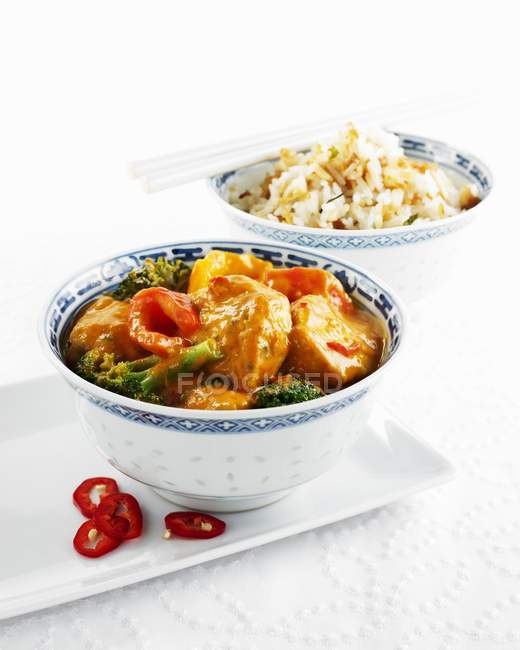 Pollo al curry con arroz - foto de stock