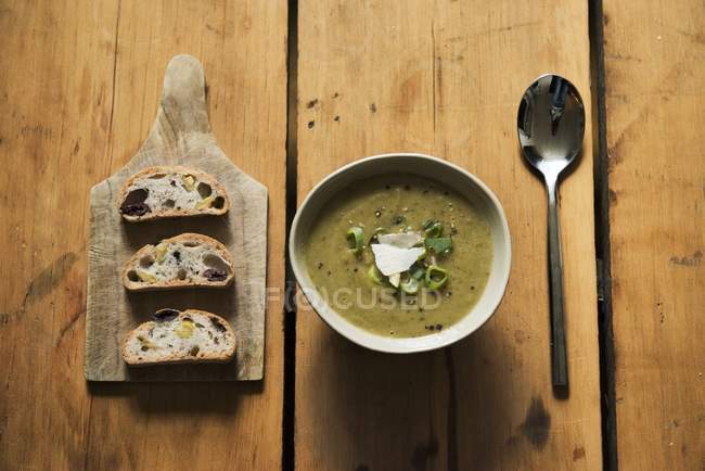 Asparagus soup with onions — Stock Photo