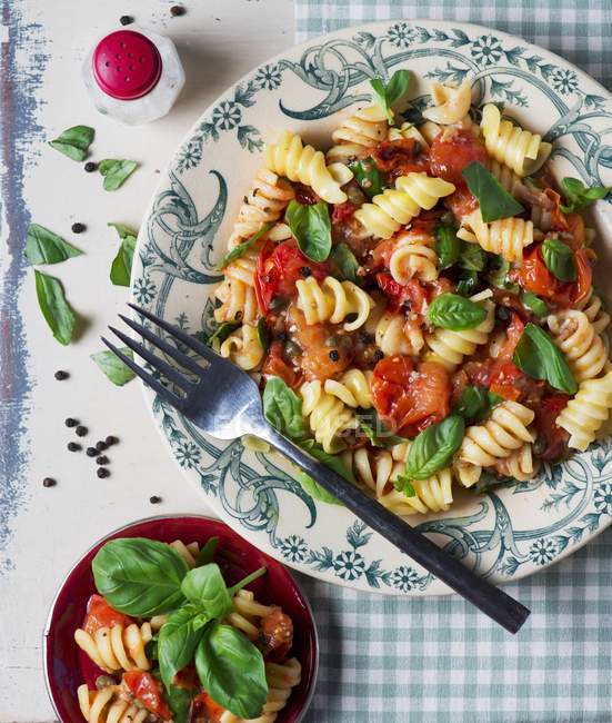 Fusilli pasta with tomatoes — Stock Photo