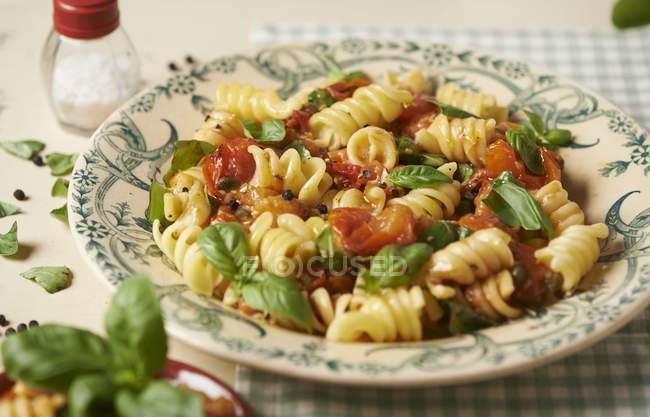 Pasta Fusili con tomates - foto de stock