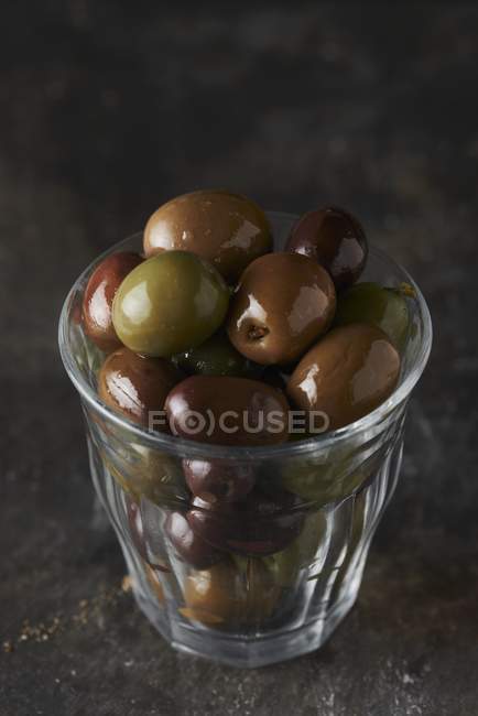 Glas schwarze und grüne Oliven — Stockfoto