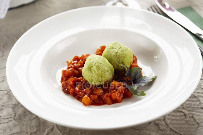 Пельмени со шпинатом на тарелке — стоковое фото