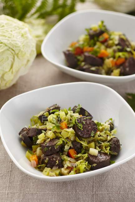 Трав'яний салат з чорним пудингом — стокове фото