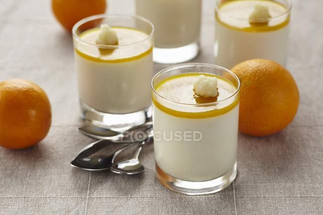 Postre de crema de naranja - foto de stock