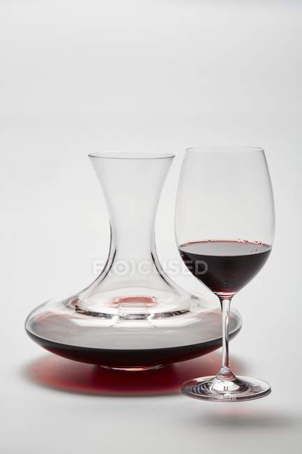Графин и бокал красного вина — стоковое фото