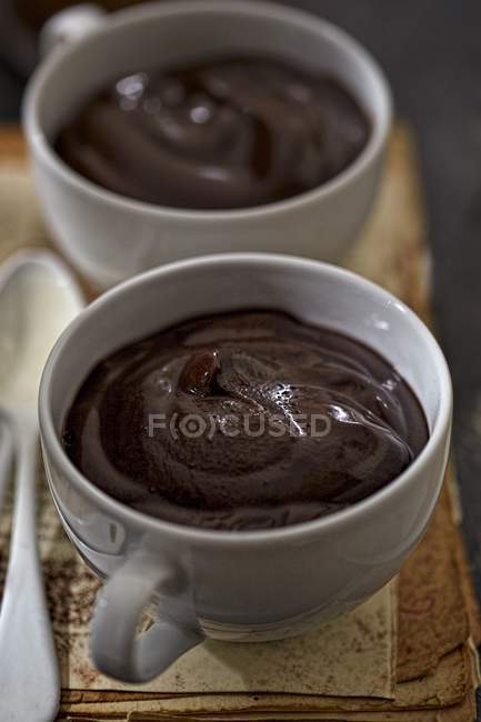 Crema al cioccolato in tazze — Foto stock