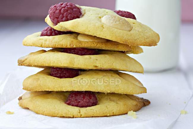 Pilha de biscoitos de framboesa — Fotografia de Stock