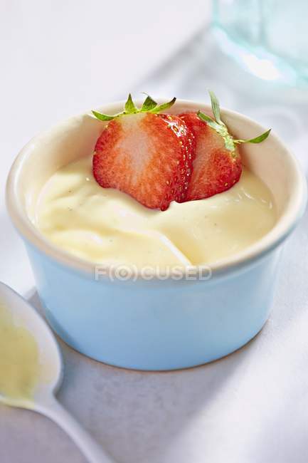 Nahaufnahme von Vanillesauce mit frischen Erdbeeren — Stockfoto