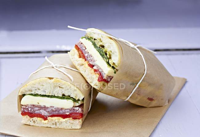 Італійський бутерброди в папір — стокове фото