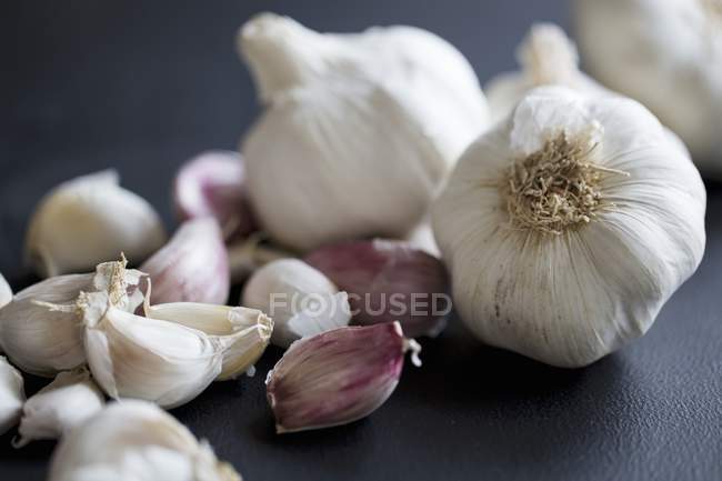 Garlic bulbs and cloves — Stock Photo