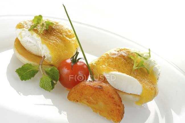Eggs Benedict with cheese — Stock Photo