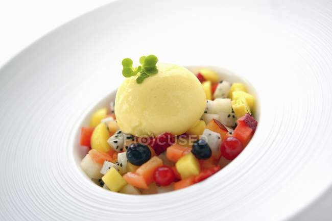 Salada de frutas com sorvete de baunilha — Fotografia de Stock