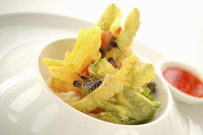 Tempura di verdure con un tuffo di peperoncino su piatto bianco — Foto stock