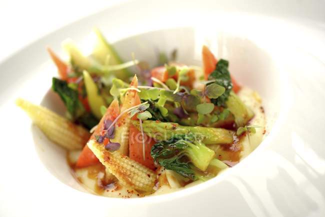 Gebratenes Gemüse mit Teriyaki-Sauce in weißem Teller umrühren — Stockfoto