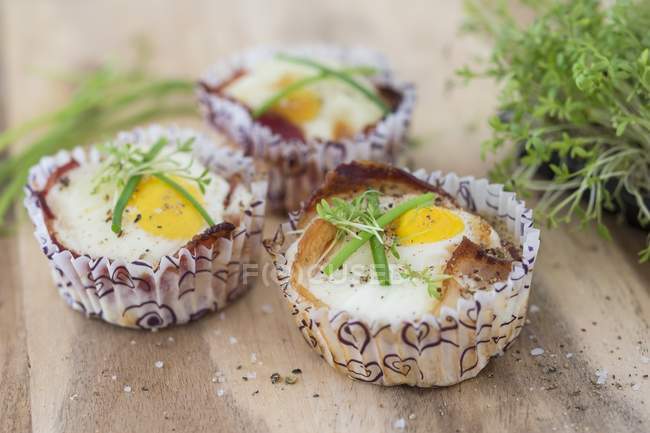 Ovos assados com bacon em caixas de papel — Fotografia de Stock