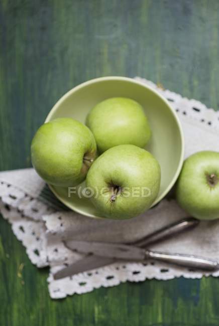 Tigela de maçãs verdes — Fotografia de Stock