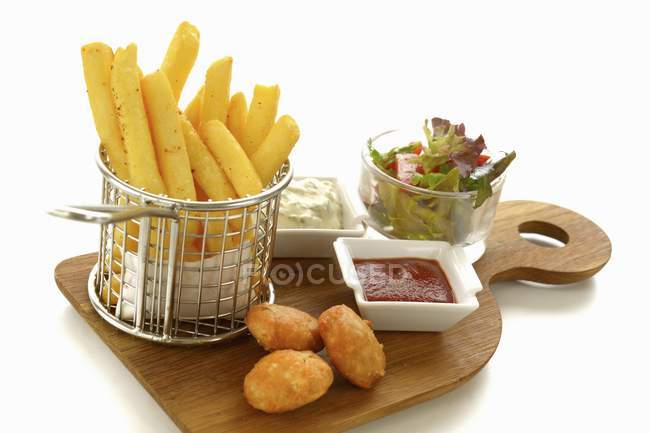 Pépites de poulet aux chips et salade — Photo de stock