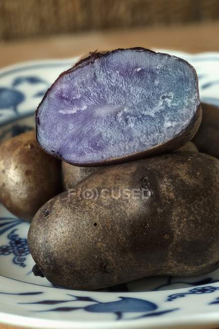 Gekochte idaho blaue Kartoffeln auf einem Teller — Stockfoto