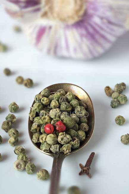 Green and pink peppercorns — Stock Photo