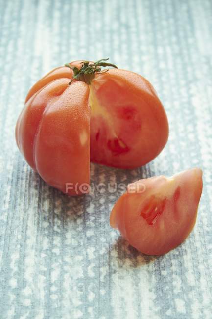 Tomate vermelho fatiado fresco — Fotografia de Stock