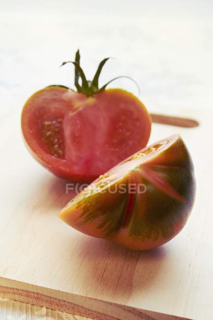 Tomates fraîches coupées en deux — Photo de stock