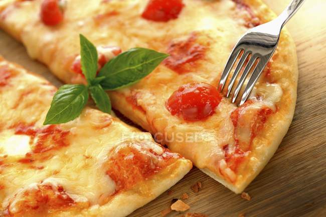 Margarita pizza na mesa — Fotografia de Stock