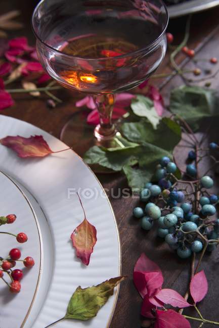 Крупный план бокала хереса и ягод на осеннем столе — стоковое фото