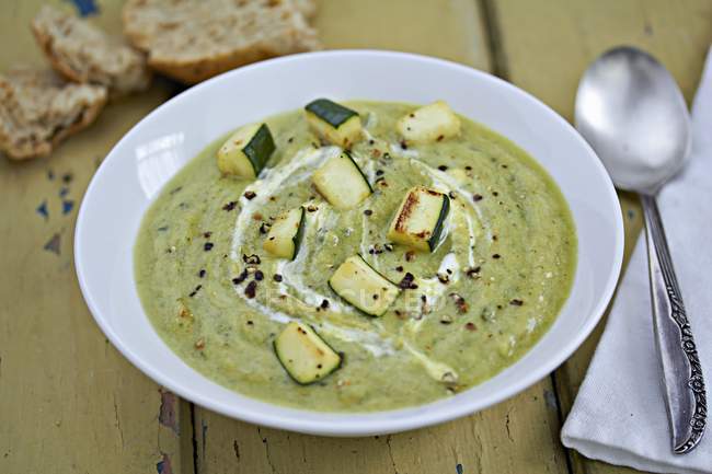 Cream of courgette soup with courgette pieces — Stock Photo