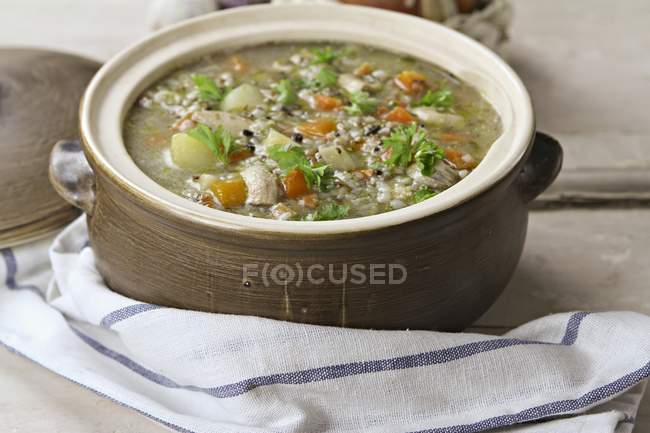 Krupnik - Sopa de cevada polonesa com legumes em tigela sobre a superfície de madeira com toalha — Fotografia de Stock
