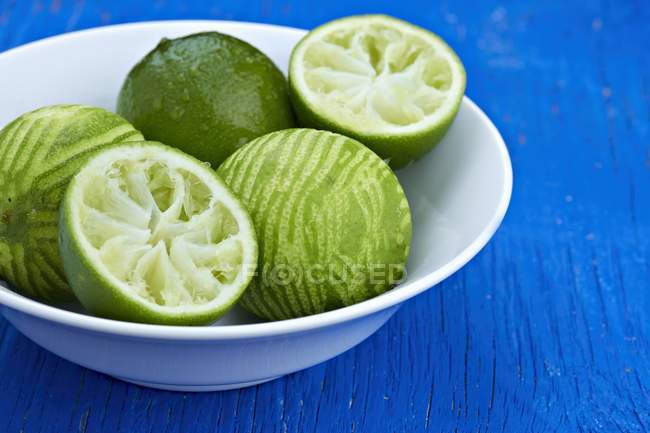 Limes avec zeste râpé — Photo de stock