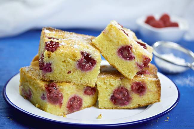 Gâteau aux framboises saupoudré de sucre glace — Photo de stock
