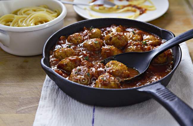 Meatballs in tomato sauce with linguine pasta — Stock Photo