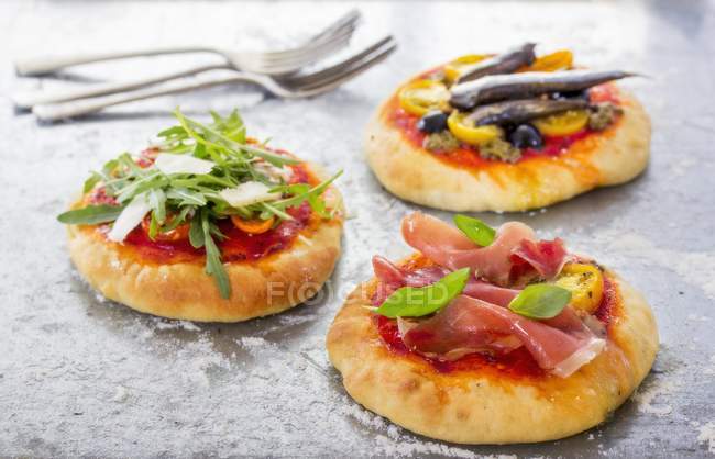 Tres mini pizzas - foto de stock