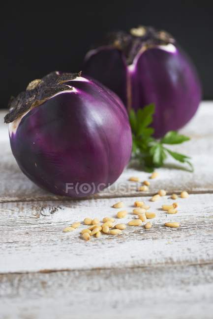 Frische violette runde Auberginen — Stockfoto