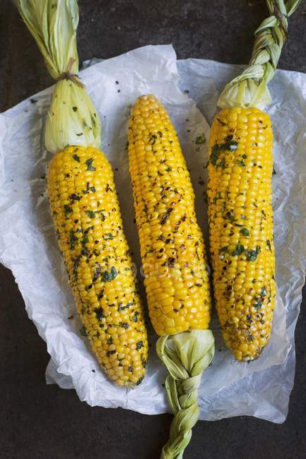 Mazorcas de maíz horneadas - foto de stock