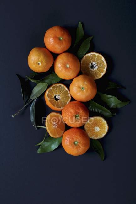 Mandarini e foglie di mandarino — Foto stock