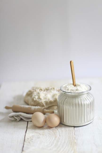 Roher Biskuitteig mit Eiern, Mehl und Nudelholz — Stockfoto