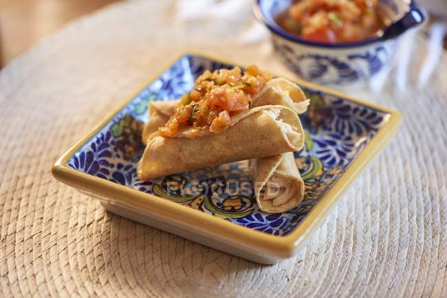 Vista ravvicinata di tacos con pollo e pomodoro Salsa — Foto stock