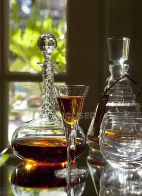 Vista de primer plano de Armagnac en un vaso y un decantador - foto de stock