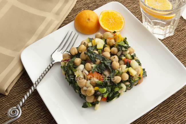 Chickpea salad with kale and tangerines — Stock Photo