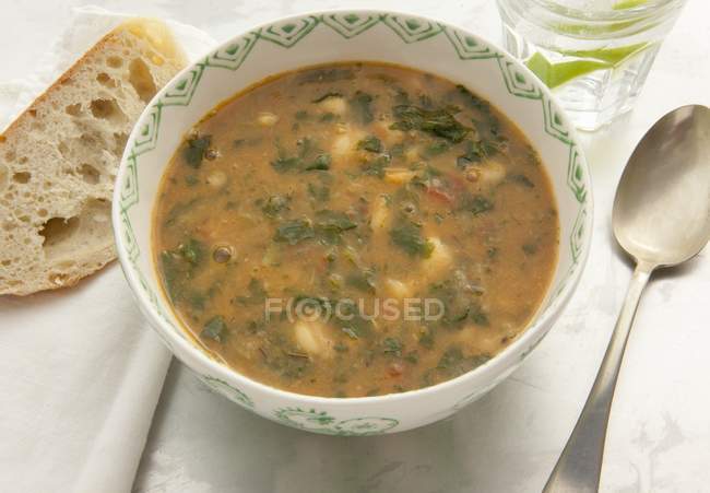 Суп из капусты и фасоли — стоковое фото