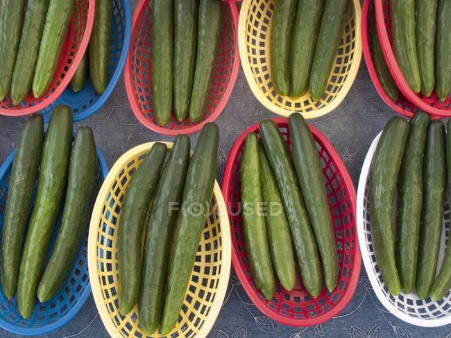 Pepinos en cestas de plástico - foto de stock