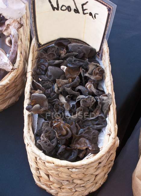 Primo piano vista elevata di funghi orecchio di legno in un cesto — Foto stock