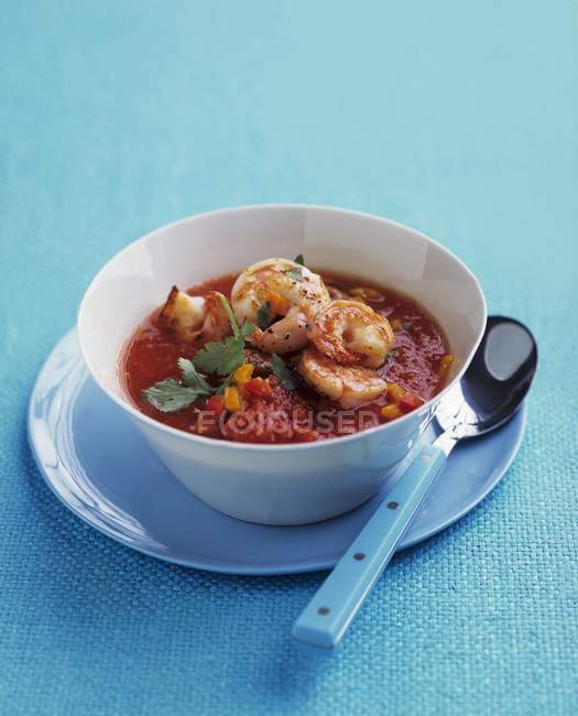 Vista de perto da sopa de tomate com camarões na tigela — Fotografia de Stock