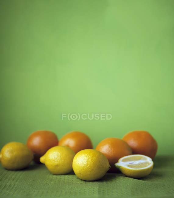 Limones y naranjas frescas - foto de stock