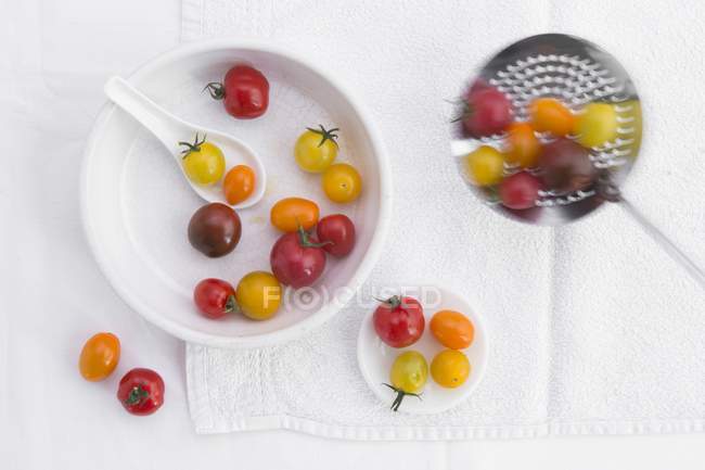 Varios tomates coloridos - foto de stock
